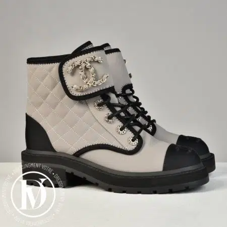 Bottines CC en toile greige p.36 - Chanel