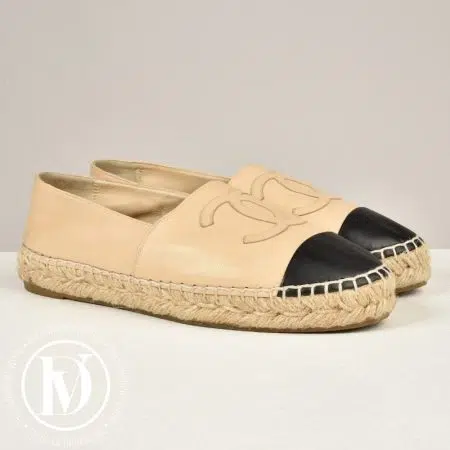 Espadrilles en cuir beige et noir p.36 - Chanel