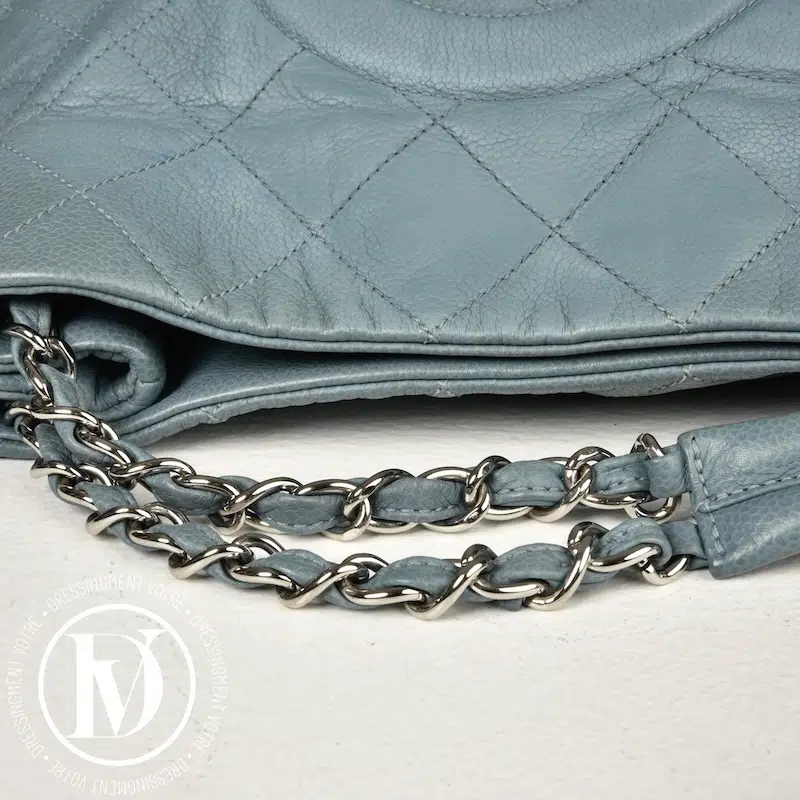 Cabas shopping en cuir caviar bleu ciel - Chanel Cabas shopping en cuir caviar bleu ciel - Chanel – Image 4