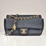 Sac chevrons en cuir bleu marine - Chanel Dressingment Votre