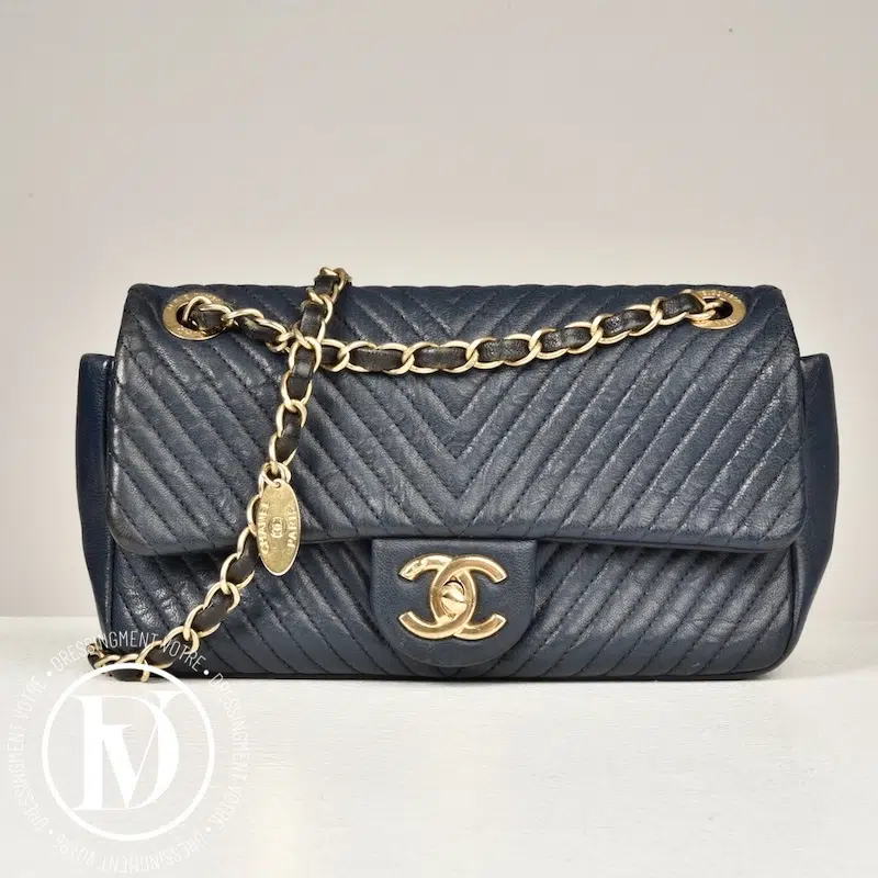 Sac chevrons en cuir bleu marine - Chanel site seconde main de luxe,friperie de luxe,marque de luxe pas cher,seconde main vetement de luxe,friperie haut de gamme en ligne Sac chevrons en cuir bleu marine - Chanel Dressingment Votre