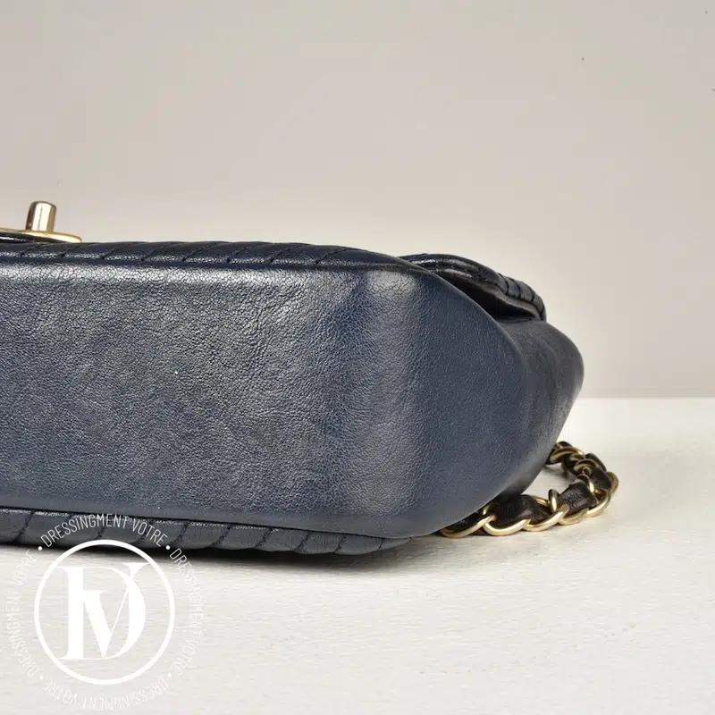Sac chevrons en cuir bleu marine - Chanel Sac chevrons en cuir bleu marine - Chanel – Image 9