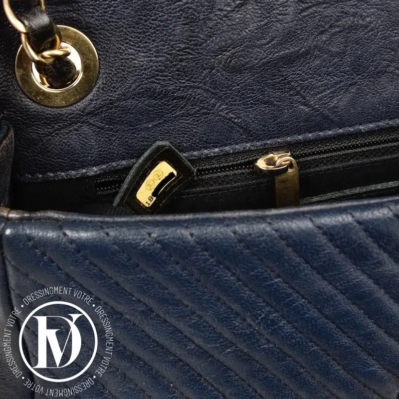 Sac chevrons en cuir bleu marine - Chanel Sac chevrons en cuir bleu marine - Chanel – Image 12