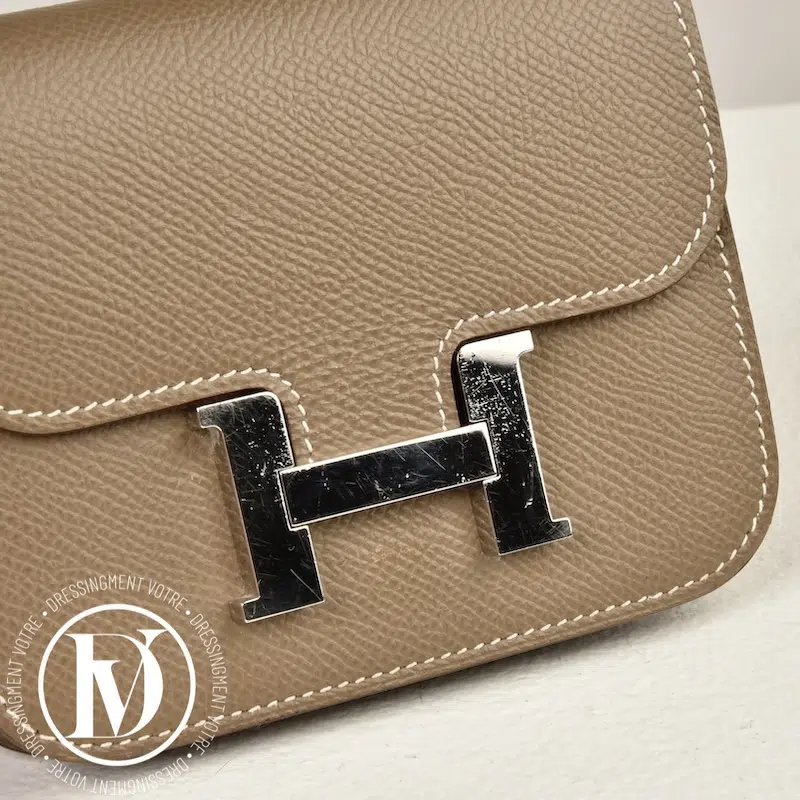 Pochette Constance Slim epsom étoupe - Hermès Pochette Constance Slim epsom étoupe - Hermès – Image 4
