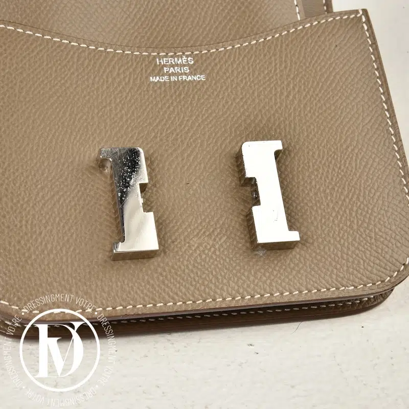 Pochette Constance Slim epsom étoupe - Hermès Pochette Constance Slim epsom étoupe - Hermès – Image 9