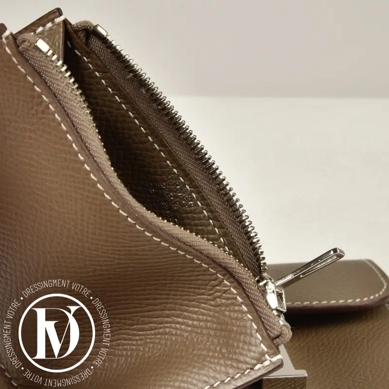 Pochette Constance Slim epsom étoupe - Hermès Pochette Constance Slim epsom étoupe - Hermès – Image 12