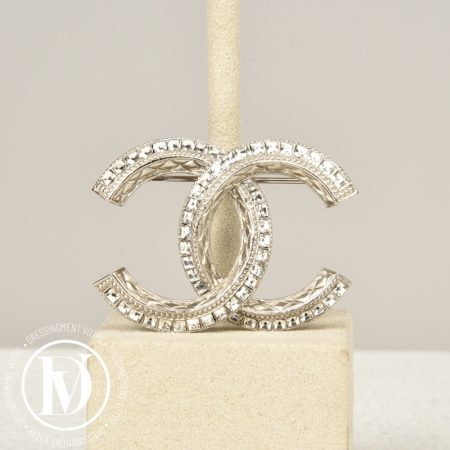 Broche CC en métal argenté et strass - Chanel Dressingment Votre