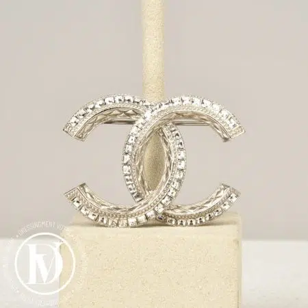 Broche CC en métal argenté et strass - Chanel
