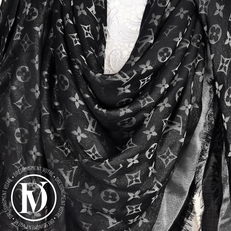 Châle 140 Monogram shine noir - Louis Vuitton Châle 140 Monogram shine noir - Louis Vuitton – Image 2