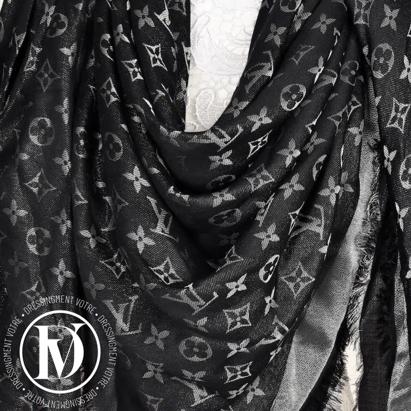 Châle 140 Monogram shine noir - Louis Vuitton Châle 140 Monogram shine noir - Louis Vuitton – Image 2