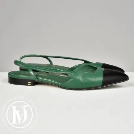Slingbacks Métiers d'Art 2026 en cuir vert p.38 - Chanel