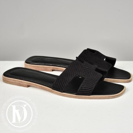 Mules Oran en chèvre velours noir p.37 - Hermès