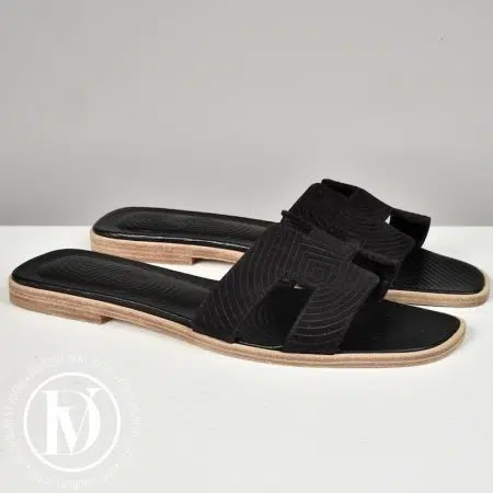 Mules Oran en chèvre velours noir p.37 - Hermès